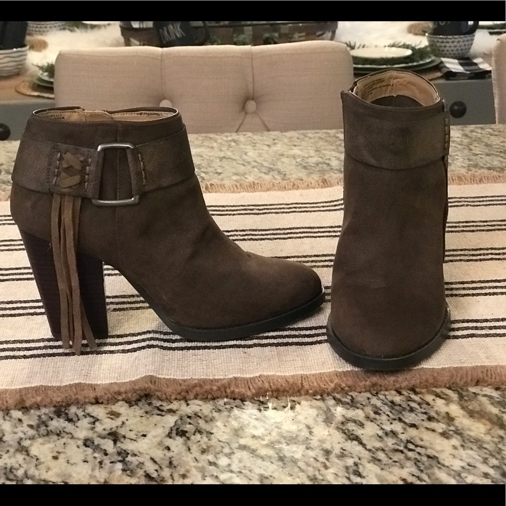 Sued booties with tassels